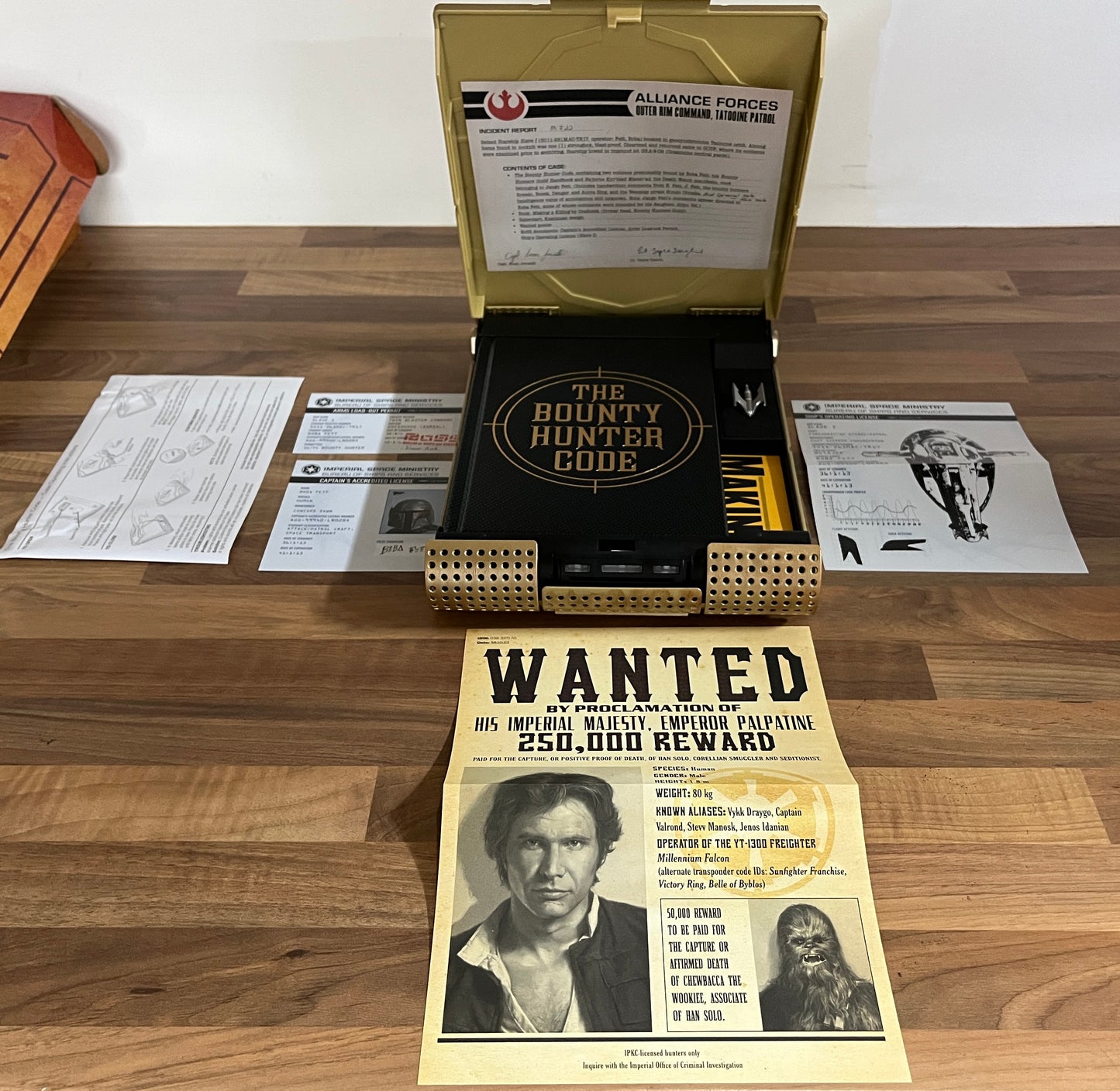 STAR WARS THE BOUNTY HUNTER CODE FROM THE FILES OF BOBA FETT DELUXE VAULT ED.