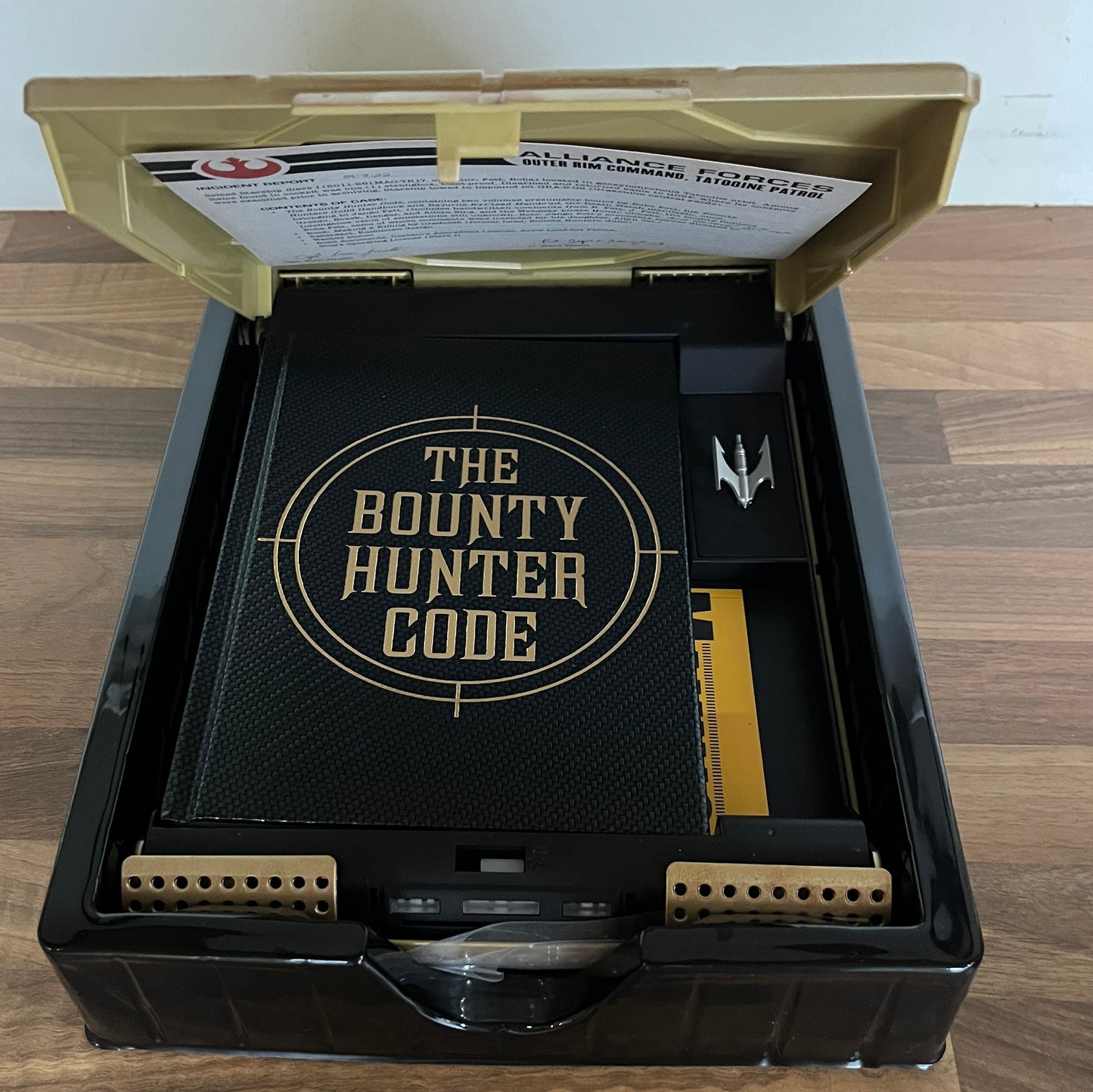 STAR WARS THE BOUNTY HUNTER CODE FROM THE FILES OF BOBA FETT DELUXE VAULT ED.
